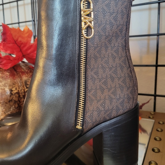 Christmas Gift! Michael Kors Monograhm Black and Brown Heeled Boots New SG23E - Picture 4 of 9
